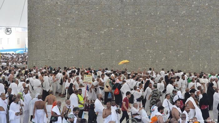 Stoning of walls during Hajj in Mecca